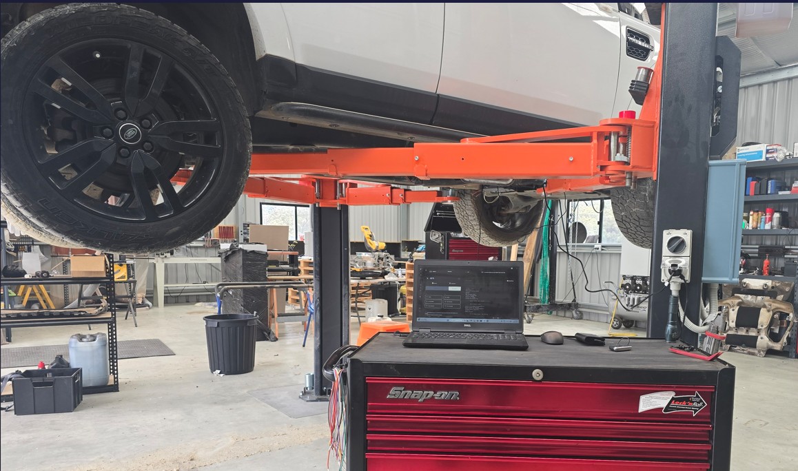 Discovery on hoist with tuning laptop and Snap-on toolbox